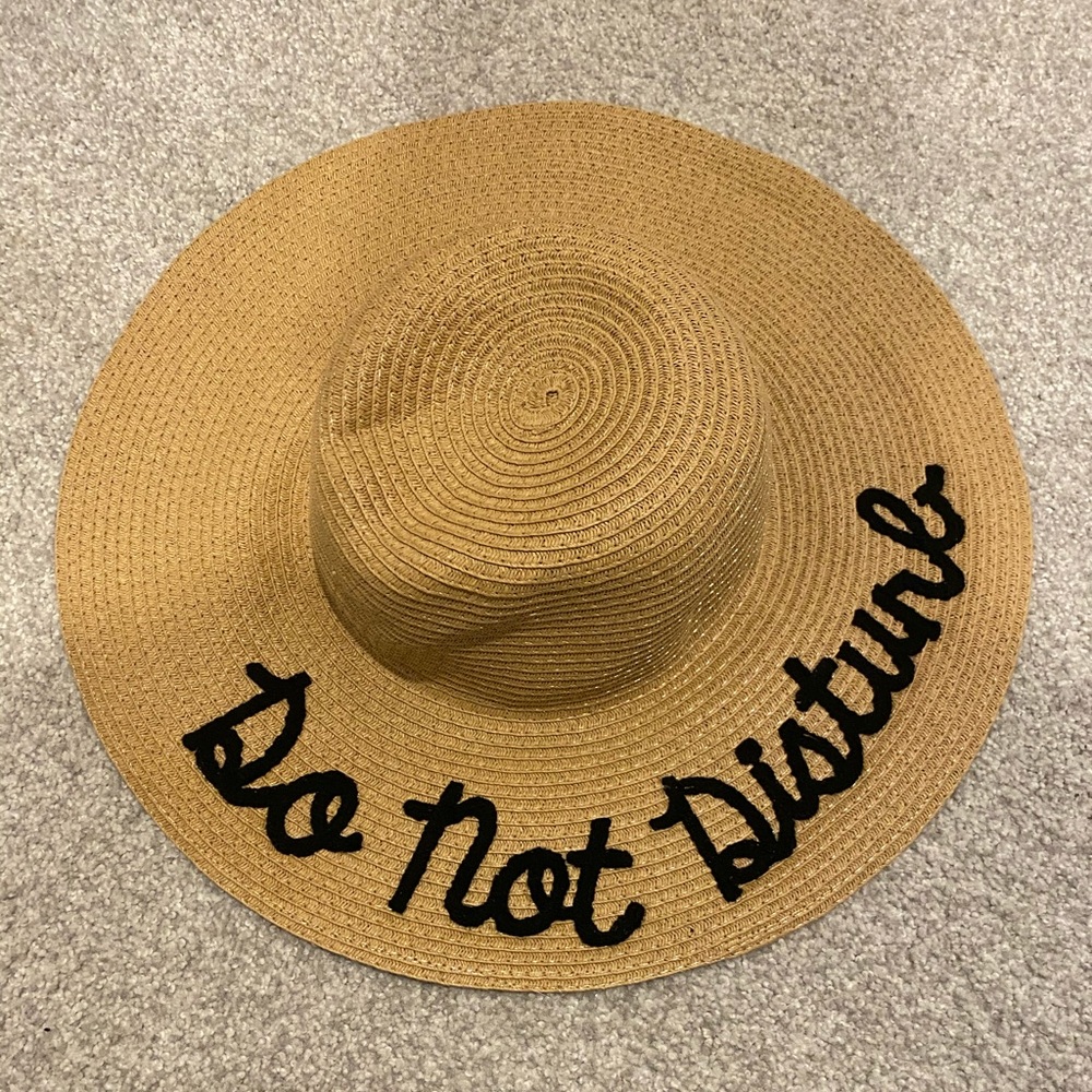 “Do not disturb” beach hat